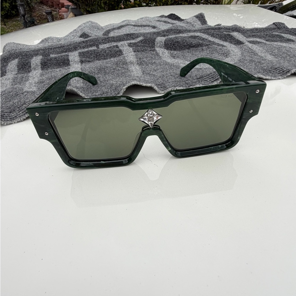 Louis Vuitton Green Sunglasses with Silver Accent - Picture 6 of 8